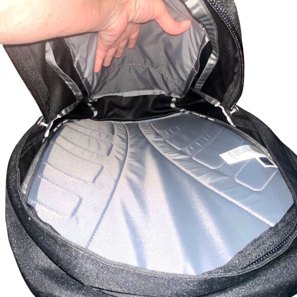 The North Face Vault Black Backpack 27L Unisex Design With Padded Straps & Multi - Picture 7 of 10